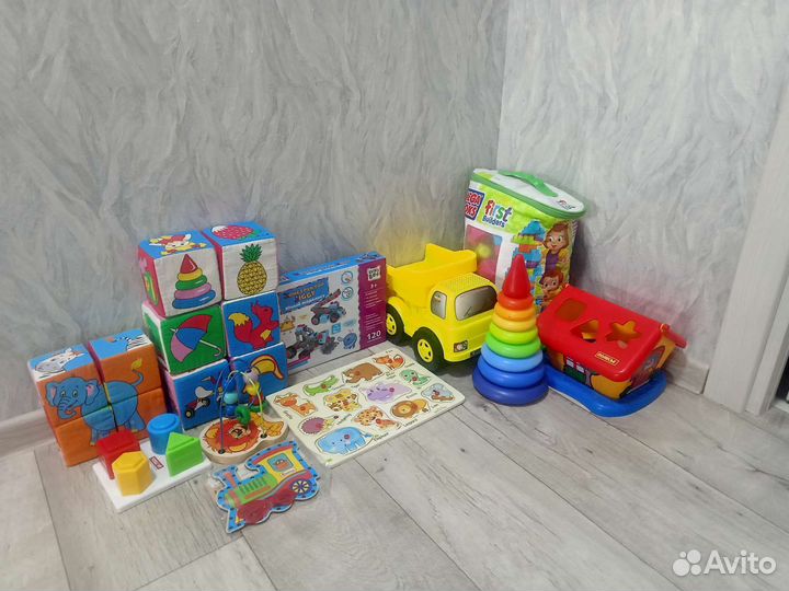 Игрушки пакетом и тарелочка для кормления