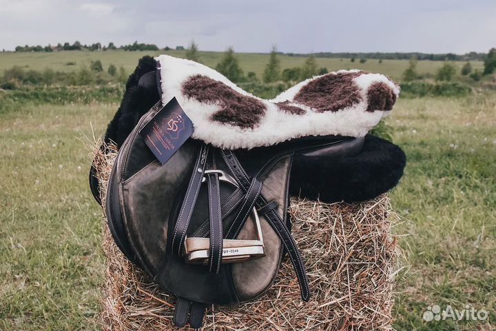 Меховушка на седло (выездковое, конкурное.)