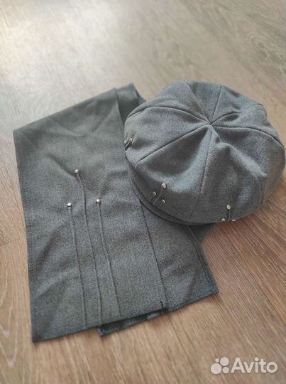 Берет (кеппи) и шарф серого цвета