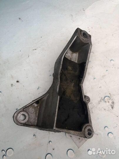 Кронштейн АКПП правый 8D0399114AJ