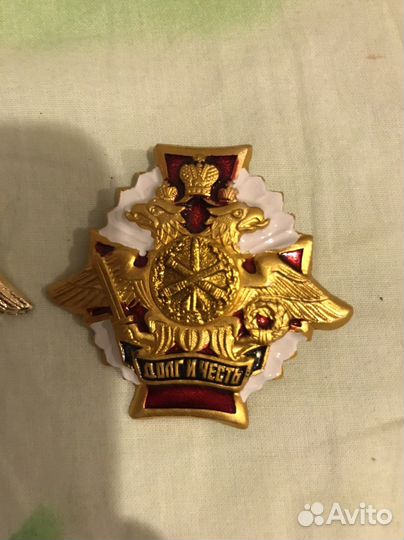 Берет, значки, аксельбант