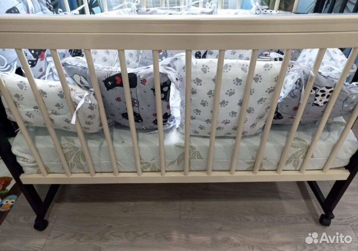 Детская кроватка с матрасом и бортиками