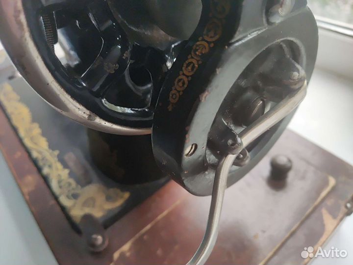 Старая ручная швейная машинка 