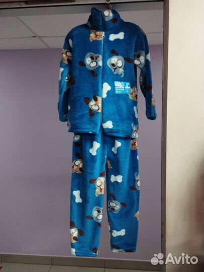 Костюм на мальчика новый на замке р. 128