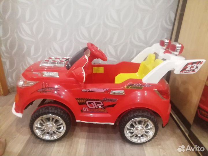 Детский автомобиль на аккумуляторе