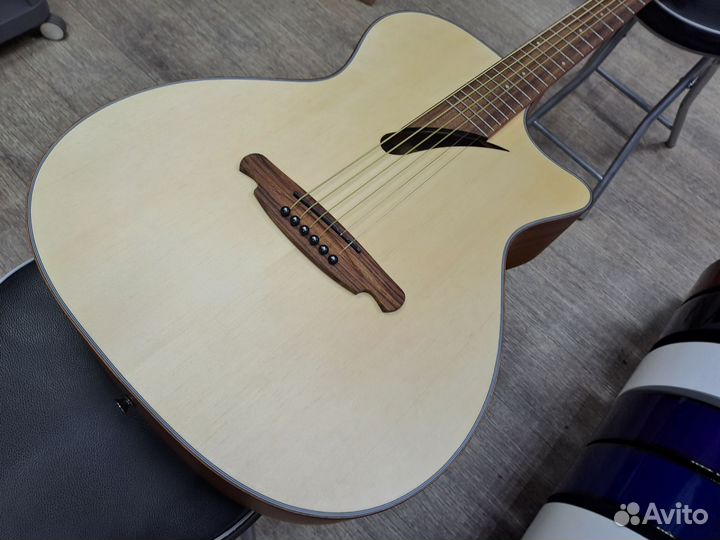 Гитара акустическая с металлическими струнами