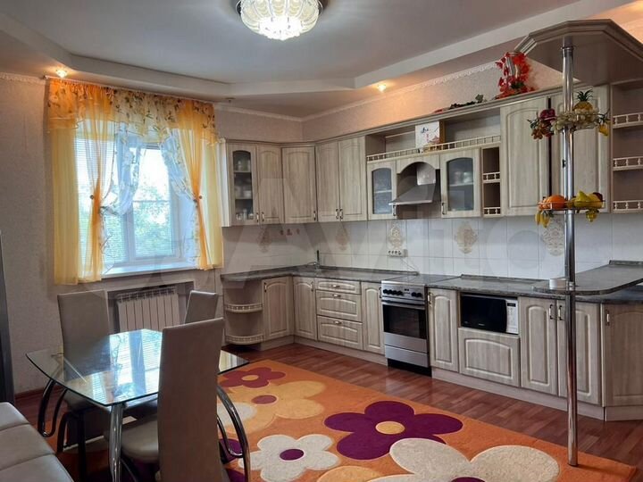 Коттедж 256 м² на участке 10 сот.