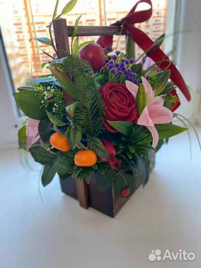 Цветочная композиция в деревянном ящике