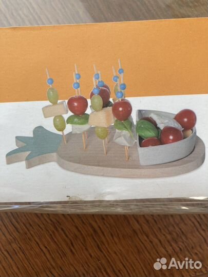 Набор для закусок на деревянной подставке