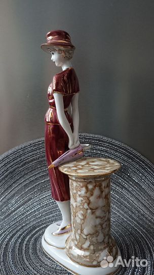 Статуэтка фарфоровая