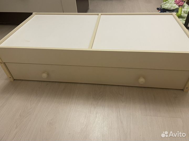 Детская кроватка с маятником