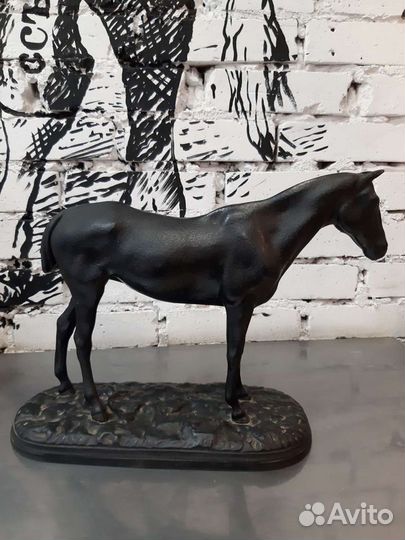 Конь чугун