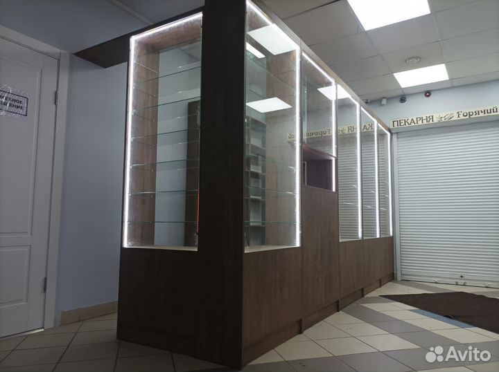 Витрины торговые стеклянные, стеллажи