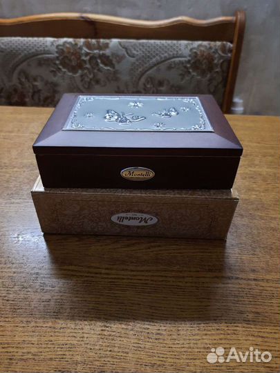 Деревянная шкатулка