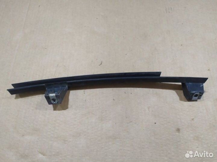 Направляющая стекла передняя левая Ford Maverick