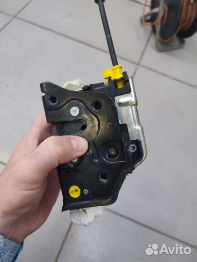 Замок задней левой двери Audi 6 C7 до рестайлинг