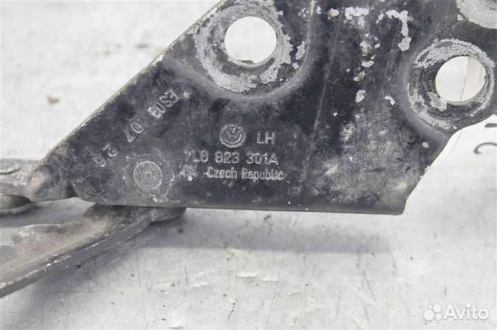 Петля капота левая Volkswagen Touareg (02-07)