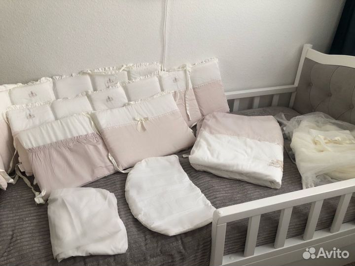 Бортики в кроватку с комплектом постельного белья