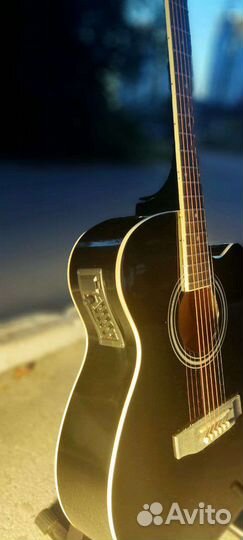 Черная электроакустическая гитара