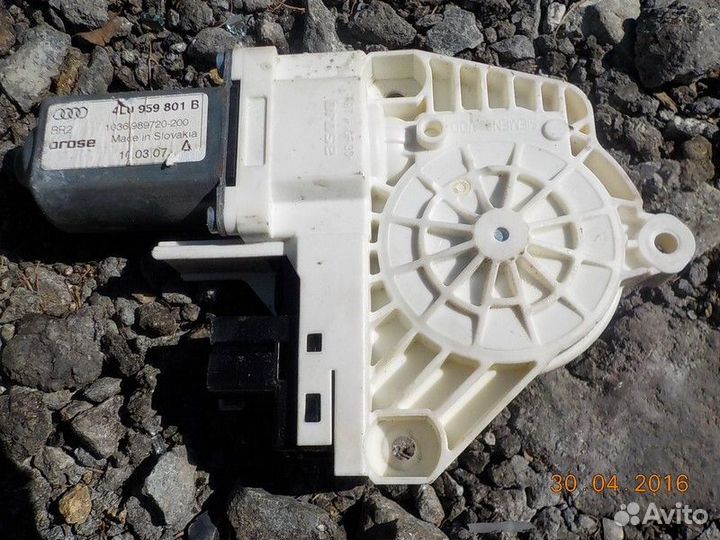 Моторчик стеклоподъемника левый Audi Q7 4L BUG 3.0