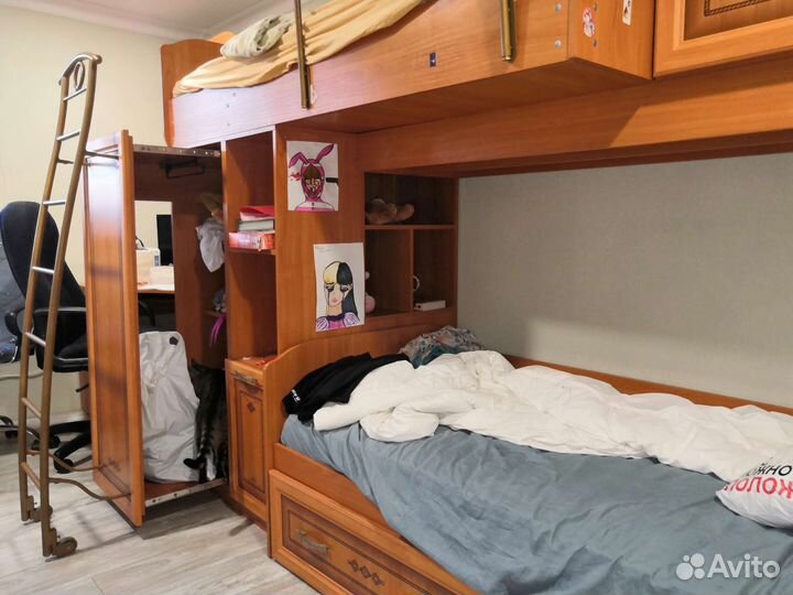 Двухъярусная кровать, стол, шкаф и комод