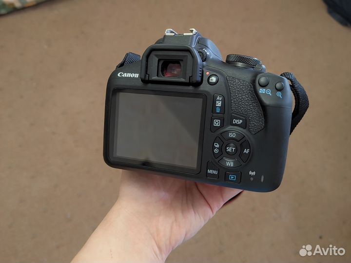 Зеркальный фотоаппарат Canon eos 2000d