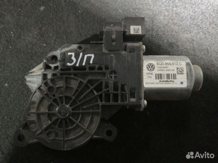 Моторчик стеклоподъемника задний vag