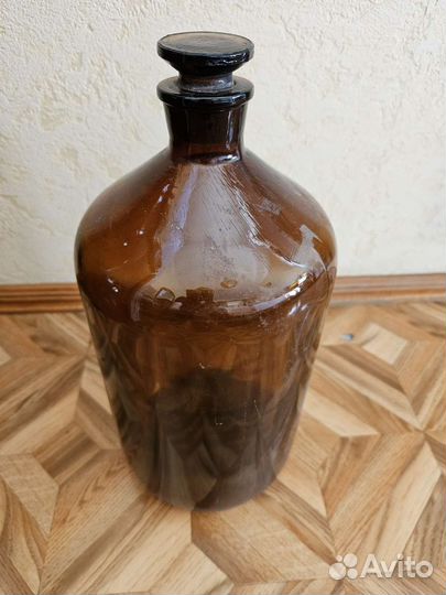 Бутыль из тёмного стекла