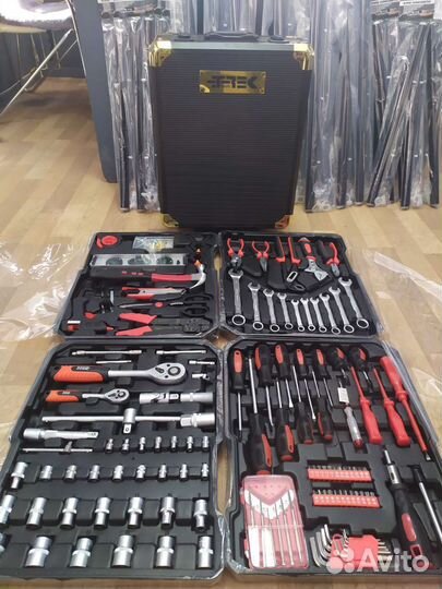 Набор инструментов в чемодане на колесах