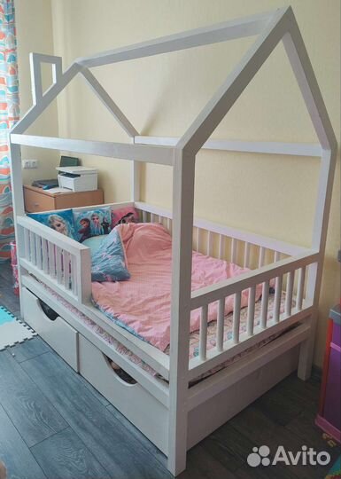 Кровать домик из массива