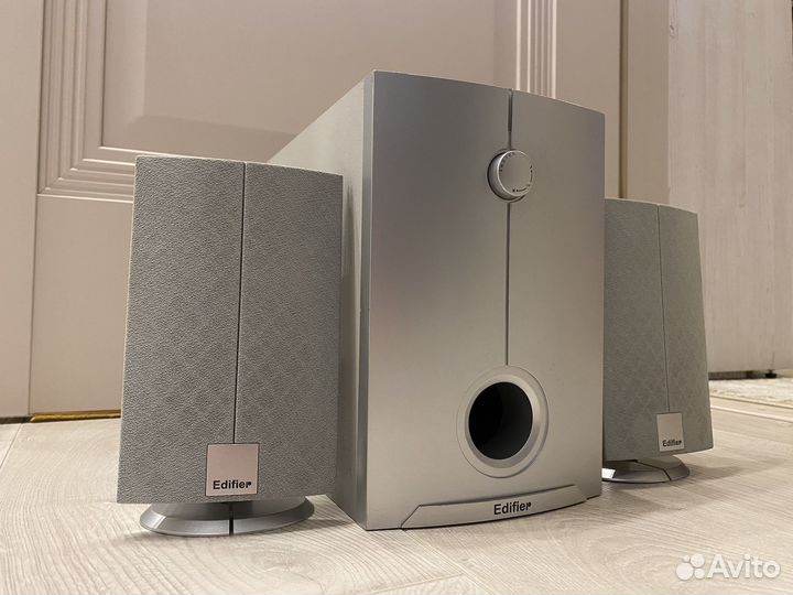 Сабвуфер и колонки Edifier R301