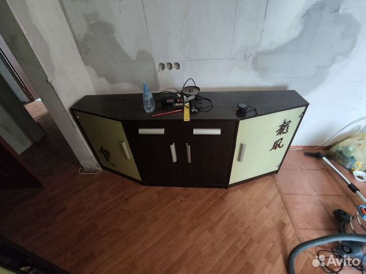 Тумба под телевизор и двери от шкафа купе