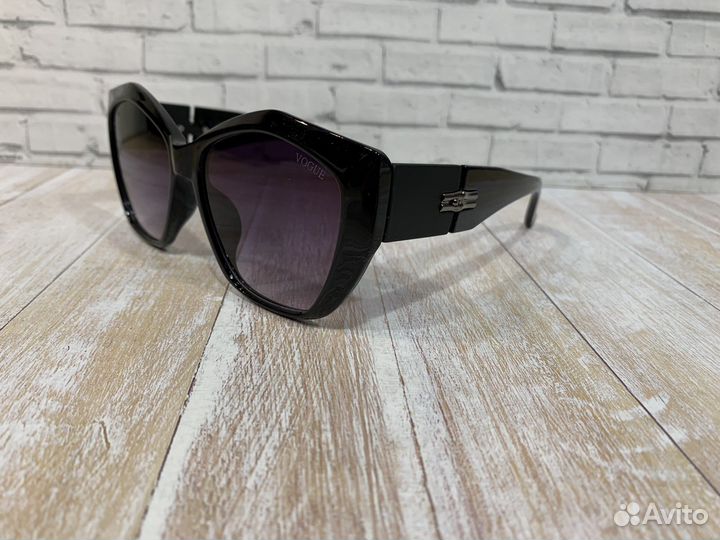 Солнцезащитные очки Vogue