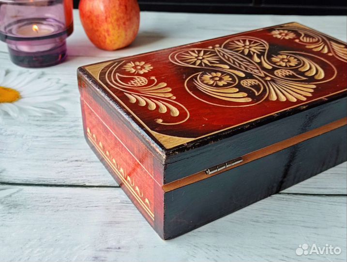 Деревянная резная шкатулка ручной работы