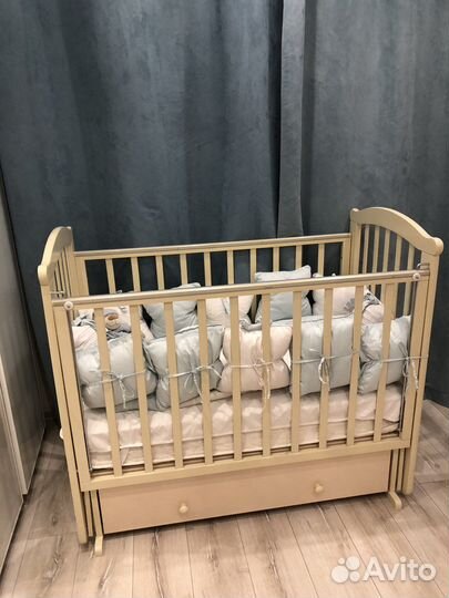 Детская кроватка с маятником и ящиком