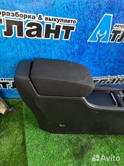 Подлокотник Opel Astra J универсал A16XER 2011