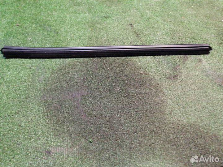 Уплотнитель стекла двери задний правый Nissan