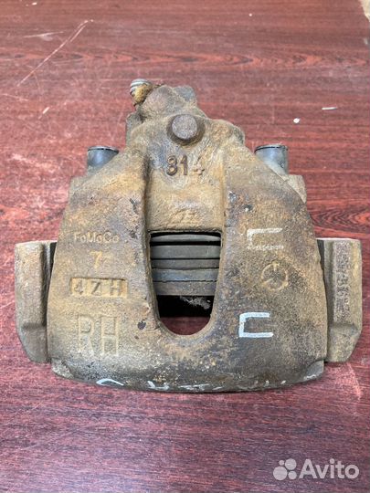 Правый передний суппорт мазда 3 бк mazda 3 bk