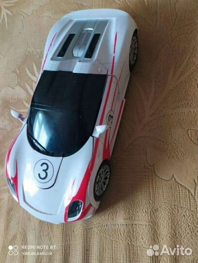 Машина робот-трансформер на пульте управления