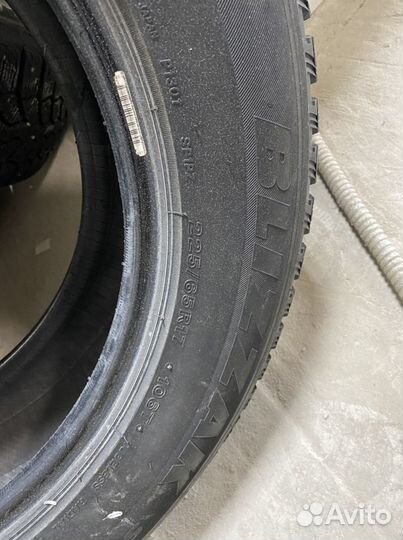 Bridgestone Blizzak Spike-01 225/65 R17