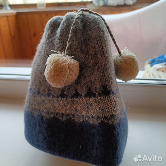 Шапки женские и один комплект с шарфом