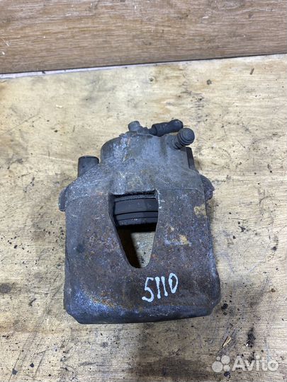 Суппорт передний левый Volkswagen Golf 5 S110