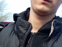 пожилой человек за компьютером. увлечения пенсионеров. консьерж в москве. ищу вакансию консьержки. пенсионер.