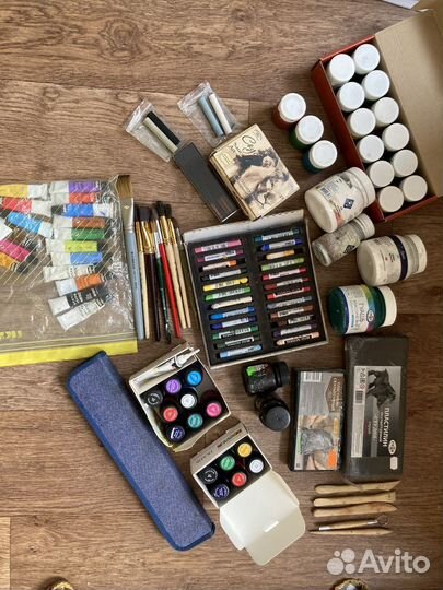 Художественные принадлежности (краски, кисти)