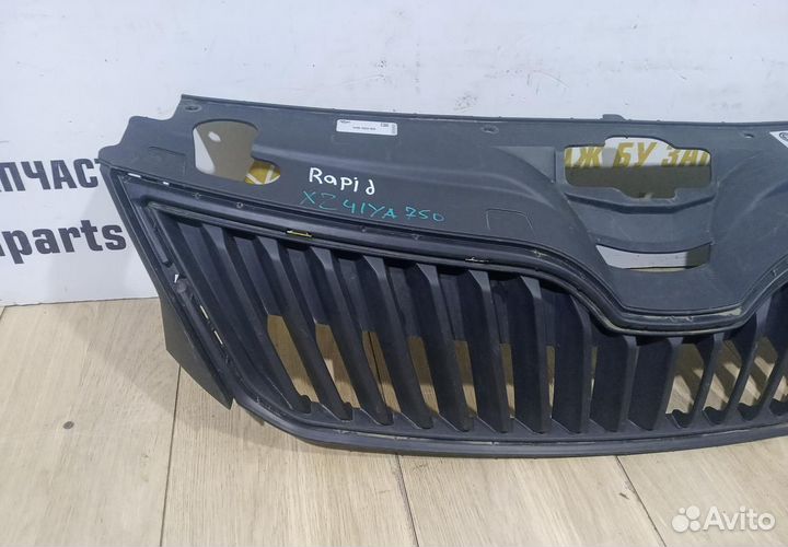Решетка радиатора бу Skoda Rapid OEM 5JA853668