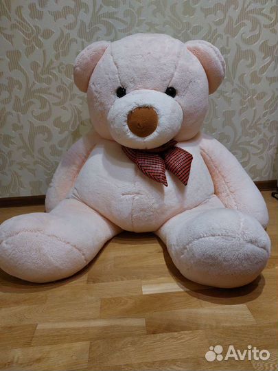 Большой плюшевый медведь
