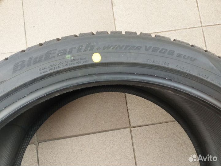 Yokohama BluEarth Winter V906 285/35 R22 106W