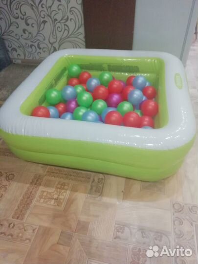 Детский надувной бассейн с шариками