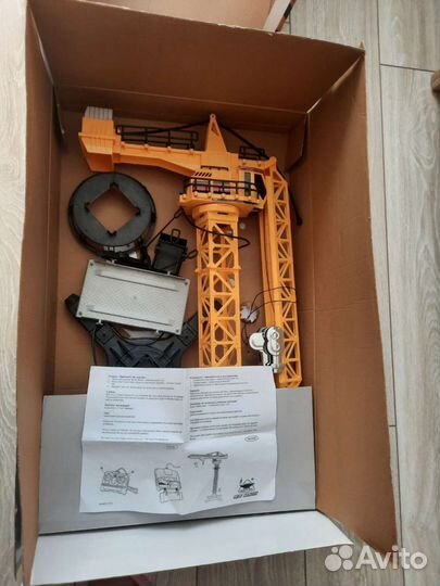 Башенный подъёмный кран на пульте управления