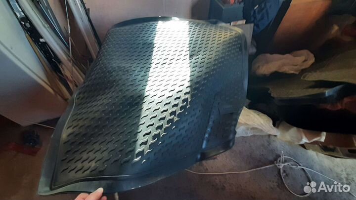 Полик в багажник разные